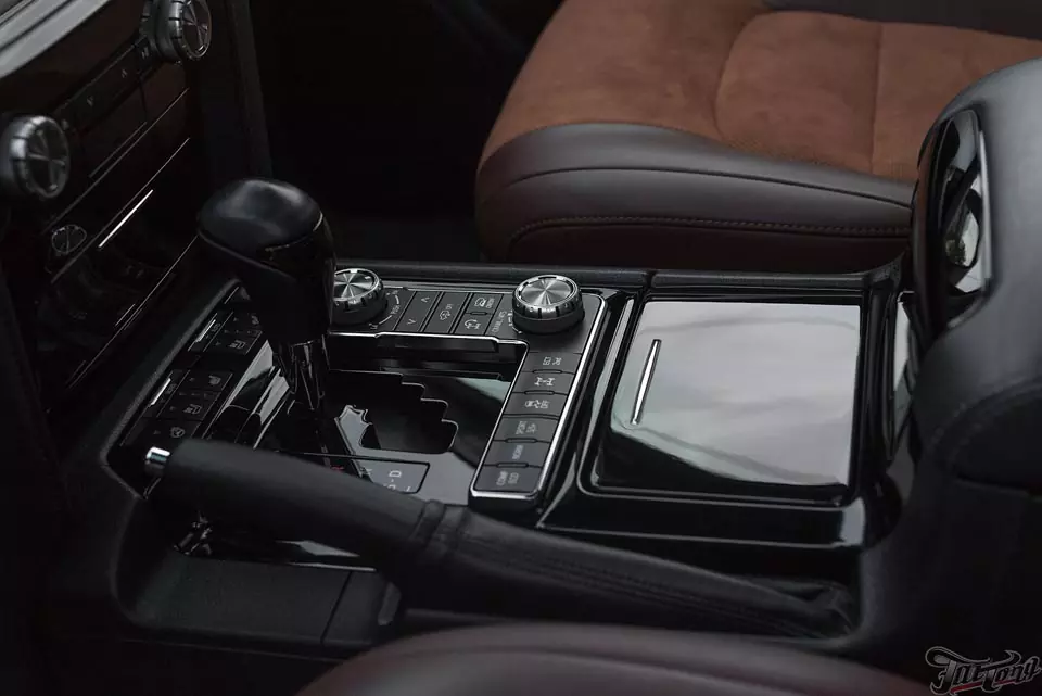 Toyota LC200. Замена центральных частей сидений на алькантару с нашей фирменной перфорацией, с целью сохранения функции обдува! Шумоизоляция дверей и окрас центральной консоли в рояльный лак!